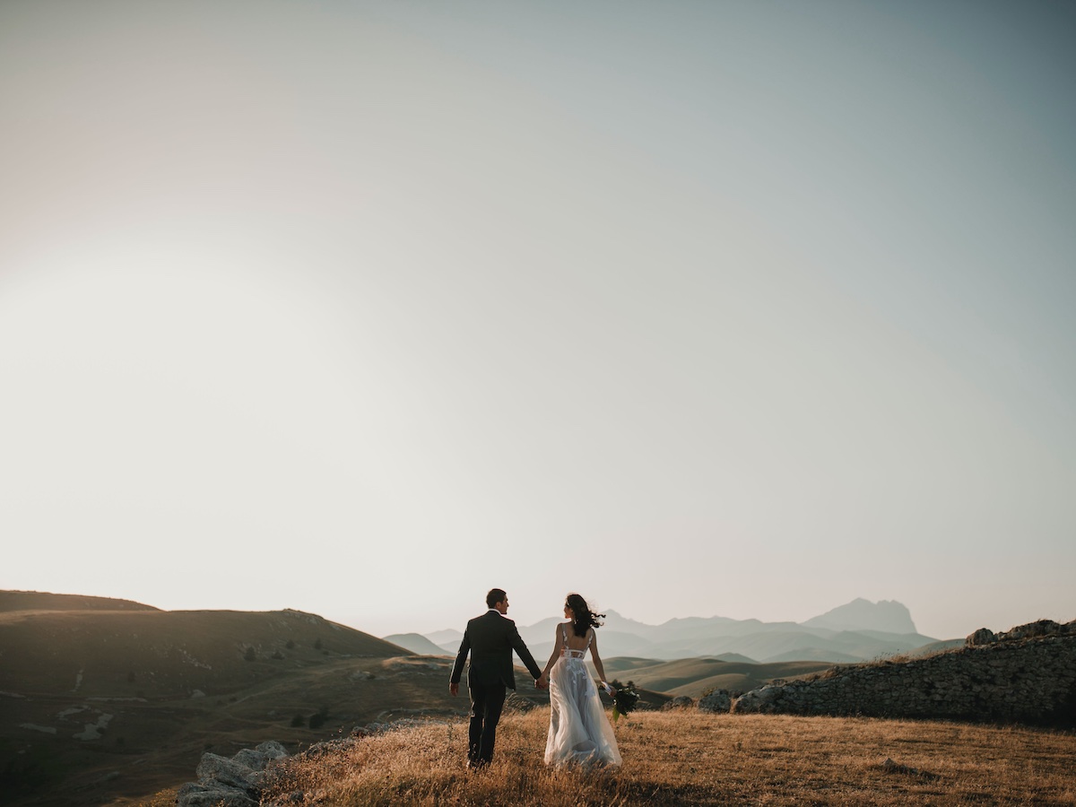 Casal de noivos no topo de uma montanha