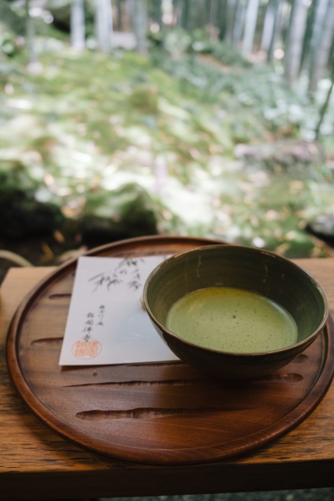Chá verde servido em pote de cerâmica